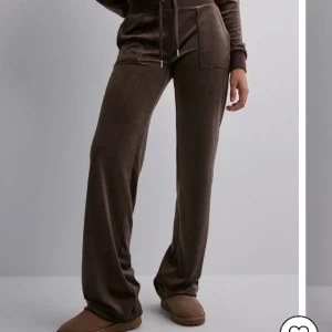Bruna juicy couture byxor - Helt nya bruna juicy couture byxor med lappen kvar Strl XS Skriv om ni har fler frågor öppen för prisförslag💕
