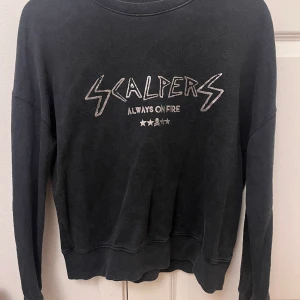 Scalpers Tröja - Cool Crewneck ifrån Scalpers med silvrig text. Jag köpte den på zalando men lite för liten för mig (se mina mått i bion) 