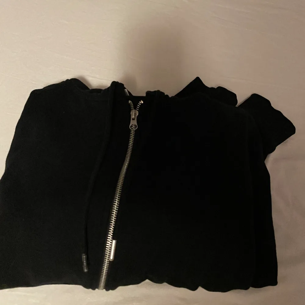 säljer denna svarta hoodien med dragkedja då den inte används. Den är använd fåtal gånger❤️. Hoodies.