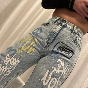 Jeans med tryck - Säljer då det blivit för små. Använda 1-2 gånger och är som nya! Står ingen storlek men är rätt säker på att de är i strl S.