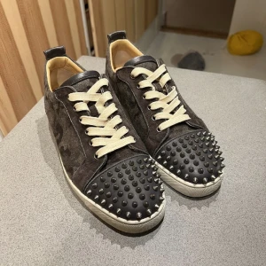Christian Louboutin skor - Säljer ett par snygga Christian Louboutin skor i storlek 43, cond 9/10 använda ett fåtal gånger. Kommer med OG box