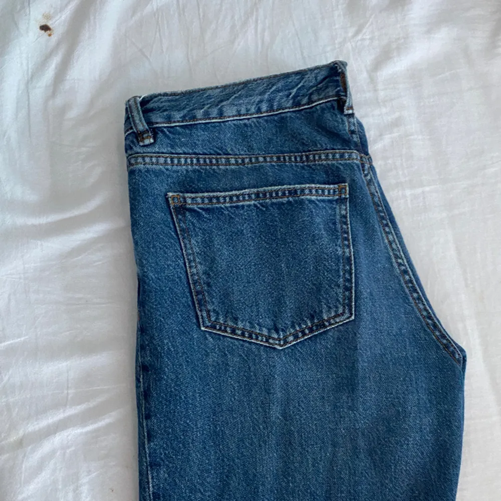 Säljer mina Low Waist jeans från Gina Tricot för att dom inte kommer till användning längre💕 dom sitter lite overszized på mig.. Jeans & Byxor.