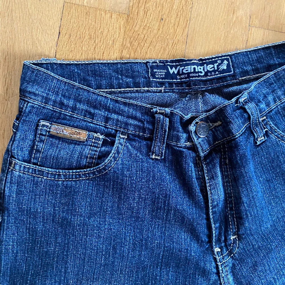 Jeans från wrangler i nyskick. Midja: 35 cm Innerbenssöm: 78 cm Bredd nere: 21 cm. Jeans & Byxor.