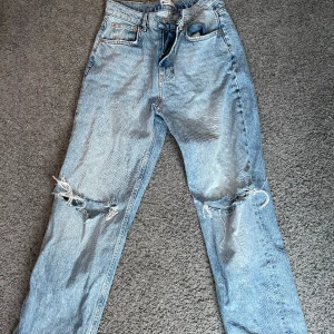 90s high waist - Säljer pga att dom tyvärr inte kommer till användning längre, väl använda men inte slitna. Har sytt upp dom så att de skulle passa när jag var 165cm men det går såklart att sprätta upp! (köparen står för frakt!)