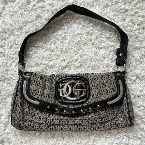Guess väska - Guess handväska i super skick, inga defekter förutom att den är något skavd på insidan av ”locket” se bild. säljer endast då jag har för mycket väskor. Vill du köpa trycker du på köp nu, jag postar inom 24h