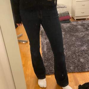 Mörkblå bootcut jeans. Fina och snygga!