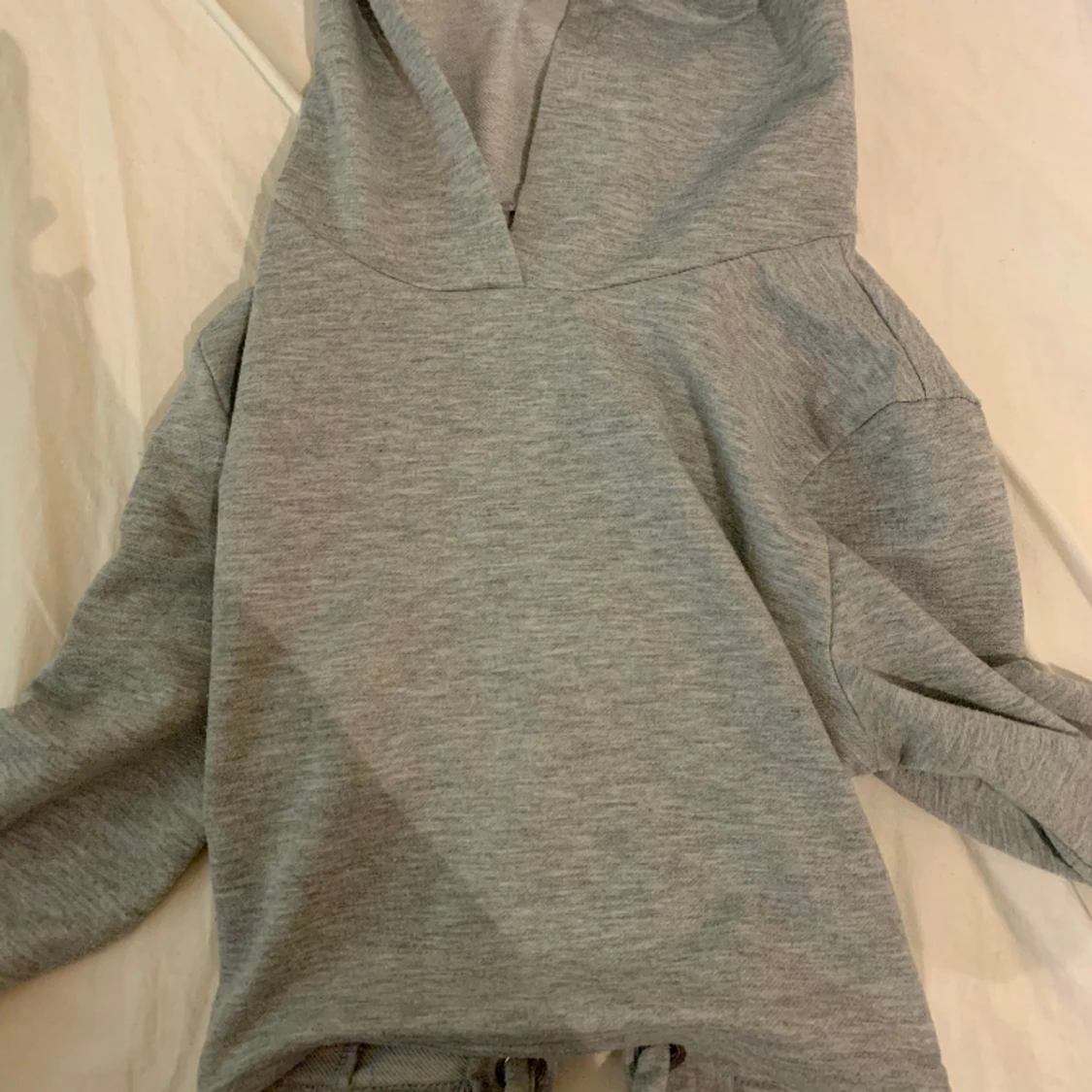 Grå hoodie