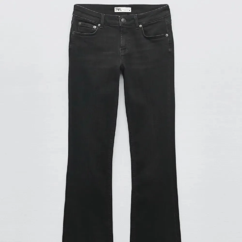 Lägger ut igen på grund av oseriös köpare! Säljer dessa low rise bootcut/flare jeans från Zara på grund av att jag aldrig använder dom! Dom är väldigt nya och använda ca 2 gånger!💕. Jeans & Byxor.