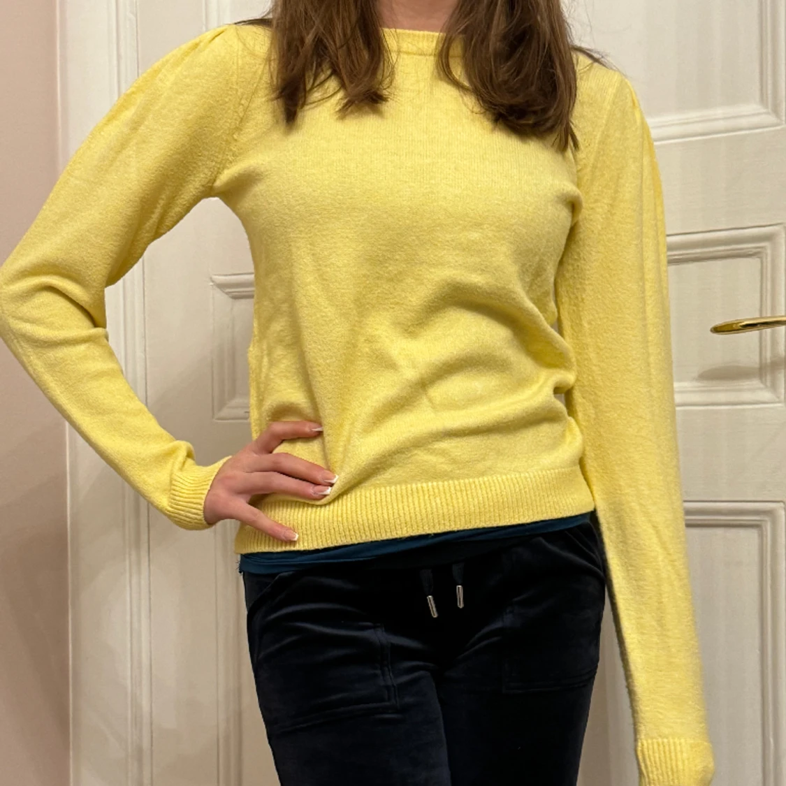 Stickad tröja i en fin gul färg - 90