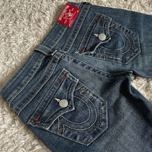 True religion  - Innerbenslängd: 77 cm Midjemått raktöver: 34cm  165 cm för refferens🫶 24 amerikansk storlek Bootcut/straight