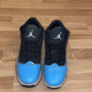 Jordan Max aura 2 - Ett par Jordans som är köpta på foot locker för nåt år sedan. Okej skick. Dem är sällsynta och finns inte i butik längre. Köpta för 1300kr