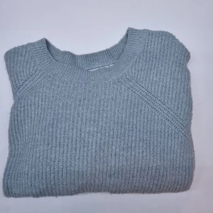 Stickad tröja - Tröjan har anvämds under längre tid men finns inva tecken på skdor hos den. Säljer egtersom den aödrig används och blivit för liten.