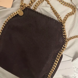 Stella McCartney väska  - Funderar på att sälja min väska från Stella McCartney som jag köpte i London hösten 2022! Kostade 795 pund vilket motsvarar över 10 000kr! ❤️