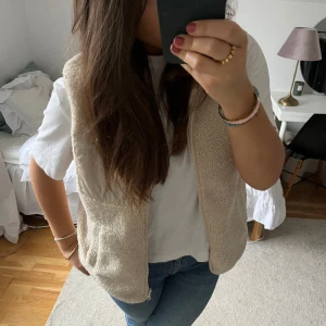 Väst - Jättesöt väst med ficka fram, knappt använd!