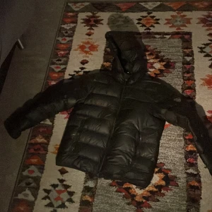 Armani jacka  - Den har ett litet hål i ena sidan på armen men de märks inte så mycke Storlek M  