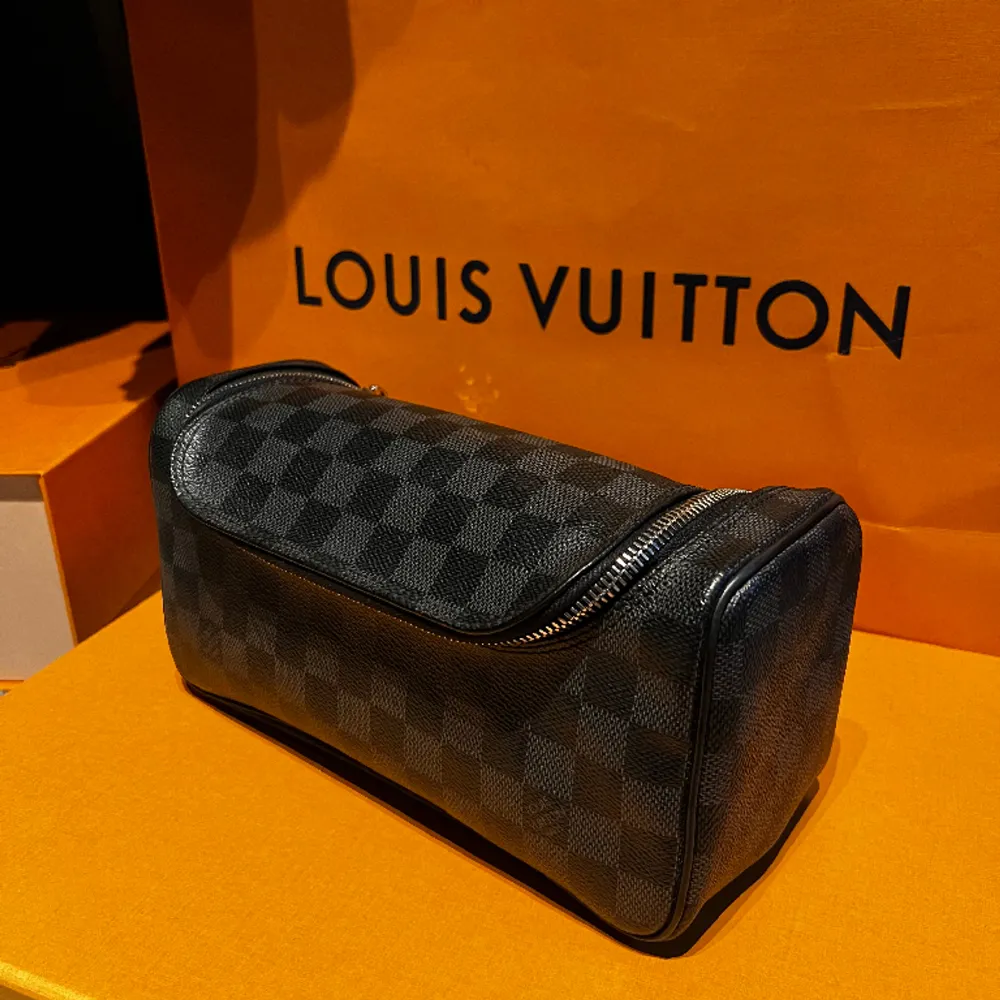 Louis Vuitton Toiletry Bag i nyskick, skulle säga 9/10, box ingår! Nypris är 9000. Väskor.