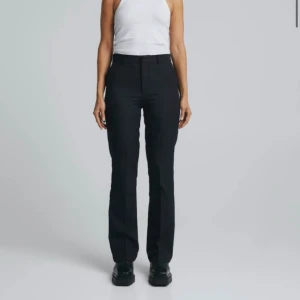 Svarta kostymbyxor petite  - Svarta kostymbyxor i modellen ”Vilma” från Bikbok, i längden petite🫶🏼( snabb affär o du får plagget billigare ) 