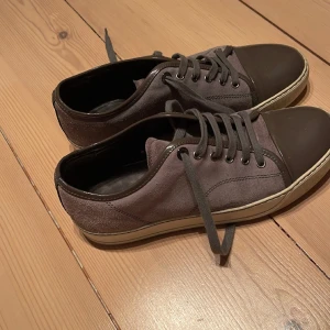 Ljusgråa Lanvins - Ljusgråa Lanvins, size 6 passar typ storlek 41 eu. I stort sett helt oanvända, inga tecken på användning förutom lite under sulan men vem tänker på det? :)   Låda och dustbag tillkommer