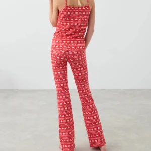 Pyjamas sett - Jättegullig pyjamas från Gina tricot!💖 Nyskick, lappen kvar. Det är i strl 170 men skulle säga att det passar xs/s! Pris kan diskuteras vid snabb affär. Möts gärna upp i Stockholms området. Annars betalar köparen frakt. Tar endast Swish!💞💞