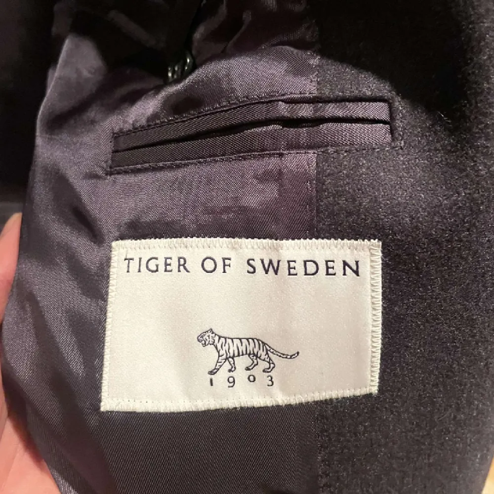 Tiger of sweden ullrock i nyskick, endast använd 1-2 gånger.  Inga skavanker eller liknande. Modellen heter ”Coltmar” och är nästan identisk med deras ”Cempsey” som är allt vanligare. Inköptes november 2023 för 5000kr.. Jackor.