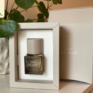 Limited edition Caia parfym - Limited edition Caia parfym, Le soir. Endast tagit ett sprut. 50ml  Taget från Caias hemsida:  Toppnoter: Mandarin, Rosépeppar, Svarta Vinbär Hjärtnoter: Jasmin, Apelsinblom, Sötma Basnoter: Trä, Vanilj, Bärnsten Frakt tillkommer