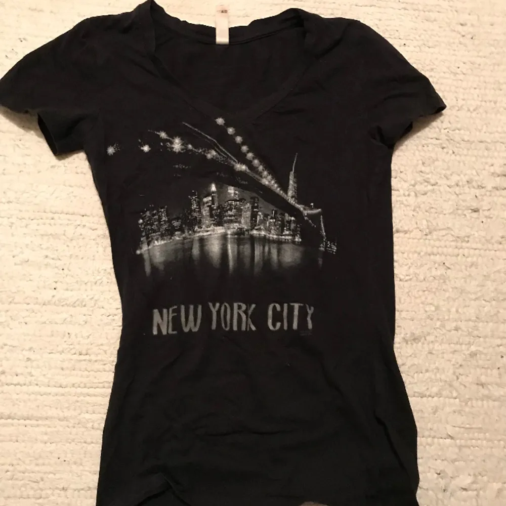New Tork City t-shirt. Väldigt stretchig. Väldigt lite använd❤️❤️. Den är v-ringad. T-shirts.