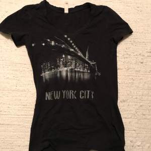 New Tork City t-shirt. Väldigt stretchig. Väldigt lite använd❤️❤️. Den är v-ringad