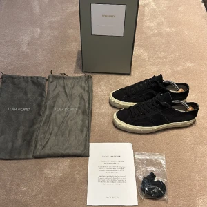 Tom Ford skor - Hej! Säljer dessa snygga Tom Ford skor direkt ifrån gaderoben! Köpta ifrån mytheresa för 6500 kr (inga defekter)  Allt og ingår! Skick 9/10