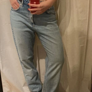 Jeans Zara - Helt onanvända jeans från zara! Har en liten slits där nere, bild 2. Strl 40 men passar även mig som har 36, beror på vilken passform man vill ha :) 