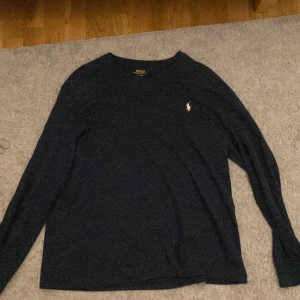 Ralph Lauren  - Mörkblå V ringad Ralph lauren tröja o storlek M utan defekter, skriv gärna om ni vill ha flera bilder, säljer den då jag inte använder den så ofta mer