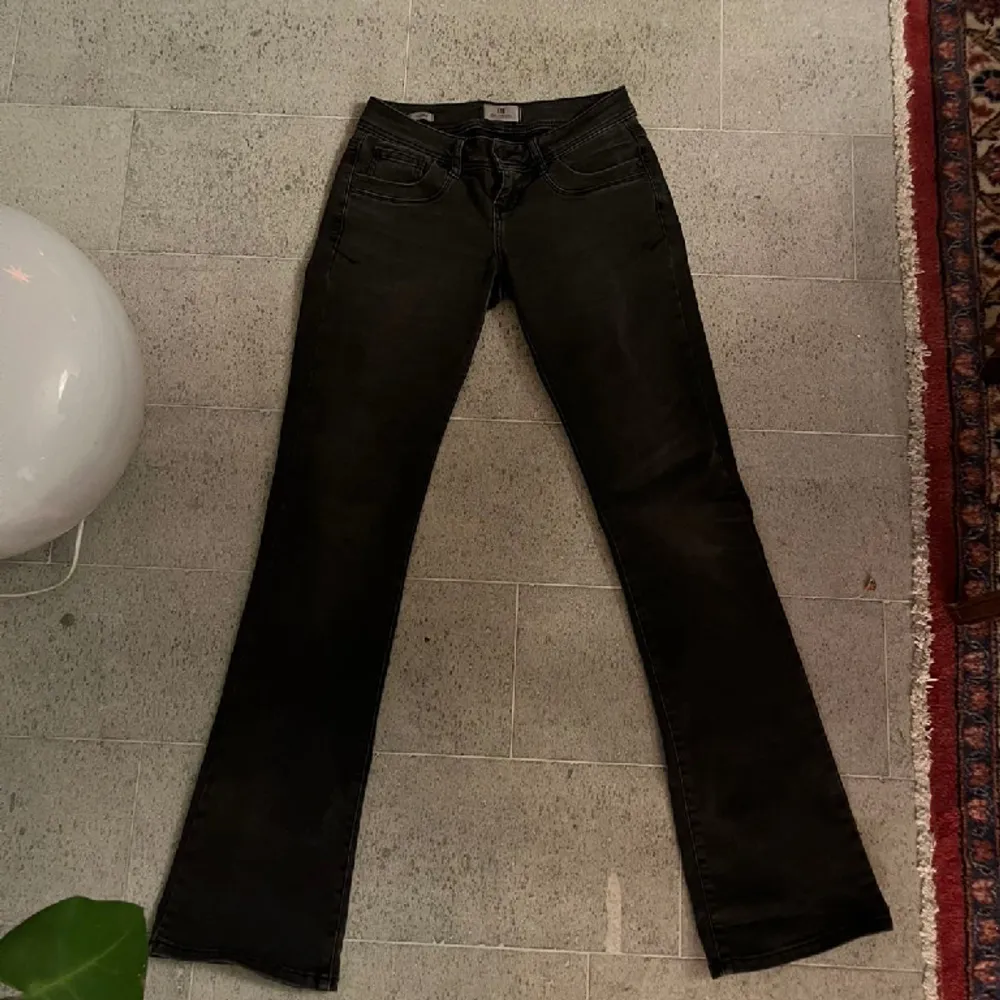 Säljer mina lågmidjade Ltb jeans i modellen valerie, dom är i jätte fint skick och har inga defekter💕. Jeans & Byxor.