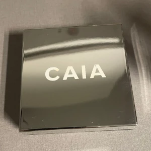 Caia settingpuder - Säljer detta löspudret från caia i färgen translucent matte då jag har många puder. Endast testad vid ett tillfälle, så i princip all produkt är kvar! Yttepyttelite är avskavt på CAIAtexten såsom visas.  Nypris 325, mitt pris 200. Skriv vid intresse!