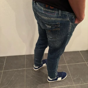 Dondup jeans - Säljer mina dondup jeans då de tyvärr ej passade, köpta av fashion store lånad bild av dem. Modellen är George destroyed väldigt efterfrågade.Skick 9,5/10 inga defekter👍 Bara att skriva om frågor eller annat finns!