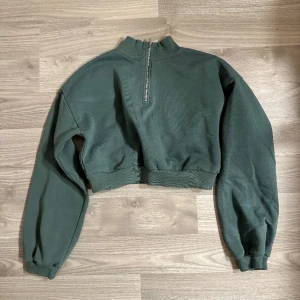 Kort tröja med zip - Fint skick!