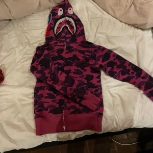 Bape hoodie lila - Bape hoodie i storlek S Bra skick