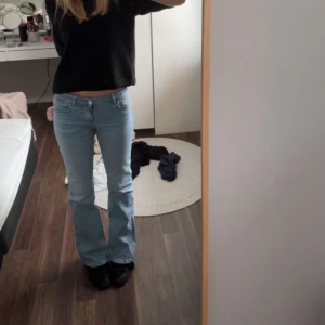 Bootcout jeans Zara - Ljusblåa bootcout jeans från Zara i storlek 34. Använda men i nytt skicka