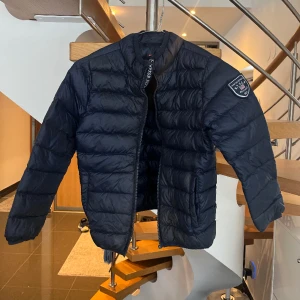 Vår/höst jacka  - Köpt på Kappahl, märke Hamton republik. Storlek 116 i färgen marinblå. Väldigt välvårdad jacka i mycket bra skick. 