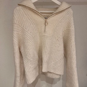 Stickad tröja - Jättefin stickad tröja från Stradivarius men kommer inte till användning tyvärr❤️ den är ljusbeige/vit med gulddetaljer.