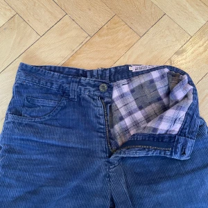 Manchester/flanellbyxor - Ett par supersnygga och sköna vintage byxor! Flanelltyget inuti går hela vägen och gör byxorna så bekväma och varma🥰säljer då de tyvärr blivit för små för mig, men var verkligen ett favoritplagg under vintern! Passar xs men skriv för fler mått osv🤗