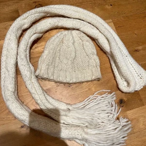 Mössa och halsduk.  - En vit mössa med en tillhörande halsduk. Säljs pga garderobrensning. Kika gärna på mina andra annonser, säljer mycket. Samfraktar gärna:) 