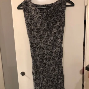 Supermjuk härlig klänning  - Mycket snygg klänning i nyskick 