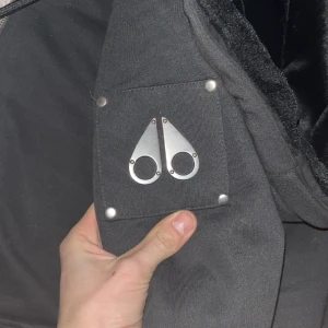 Moose knukles classic Bunny  - Säljer nu min hoodie/jacka då jag inte använder den så ofta. Den är i väldigt fint skick Storlek s men sitter bra på M med