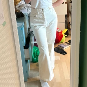 Vita high waisted byxor - Väldigt bekväma och mysiga, vågigt textil (har glömt namnet) Är inte kritvita men inte häller kräm vita utan nånstans där emellan 