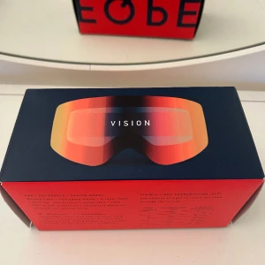 Skidglasögon - I nytt skick - använda 2 dagar Nypris 699kr. Fraktas endast Kan gå ner i pris vid snabb affär EQPEs glasögonfodral medkommer  