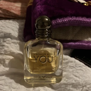 Armani parfym  - Säljer en 50ML stronger with you only parfym! En fjärdedel av den är använd. Köptes för 875kr och säljs för 620kr! Köparen står för frakten☺️
