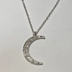 ett silver halsband med en måne ☾ det är väldigt ljust och är mer som en blandning av guld och silver. aldrig använd, i fint skick! frakt 18kr med swish, eller använd köp nu!