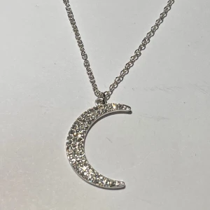 halsband med måne ☾ - ett silver halsband med en måne ☾ det är väldigt ljust och är mer som en blandning av guld och silver. aldrig använd, i fint skick! frakt 18kr med swish, eller använd köp nu!