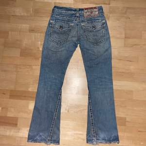 True religion bootcut jeans Köpte dessa jeans nyligen och har bara använts några gånger då de var för små för mig.  Skriv om du har några frågor:)  Befintligt skick riktigt snygga