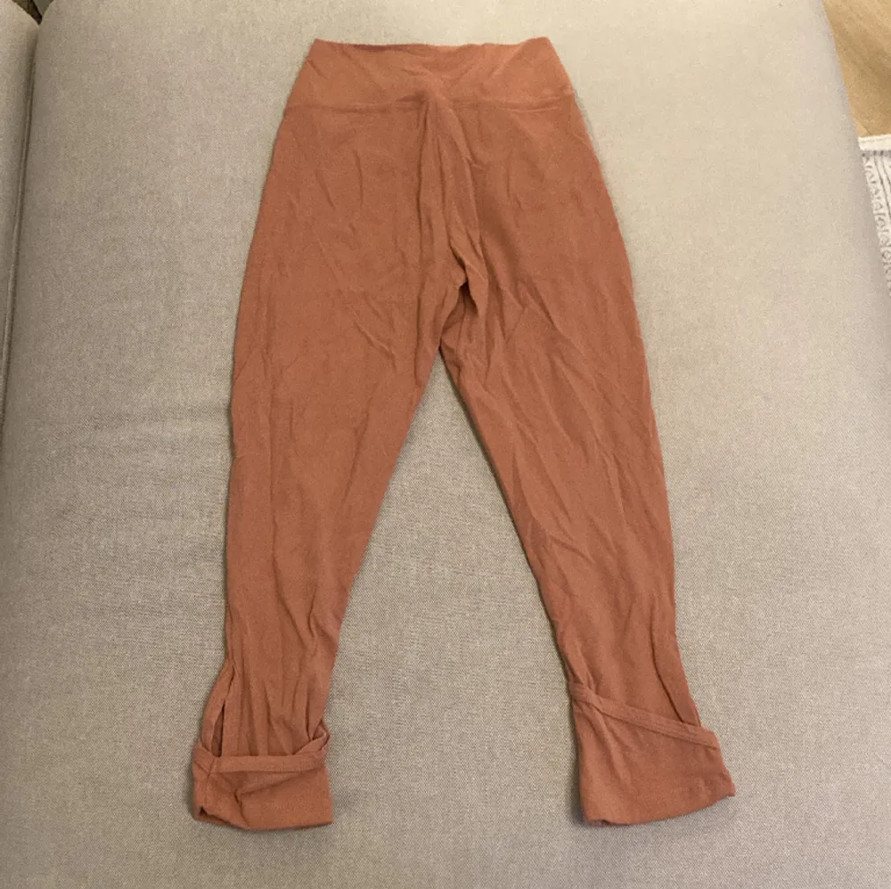 Orange-rosa tights från gymshark. De är 3/4-långa och har dekorativa hål vid bensluten som ses på sista bilden. Använda mindre än 5 gånger så i nyskick. Shorts.