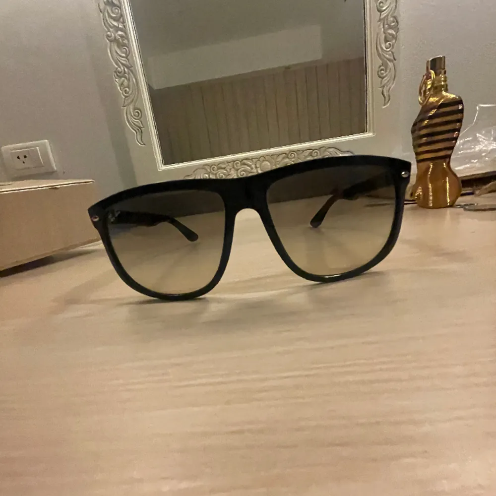 Säljer dessa raybans. Riktiga snygga och en repa som knappast är synlig. Nypris 1045kr! Fast jag säljer för 750kr . Går att pruta lite!   Vid frågor kontakta! 😀. Övrigt.